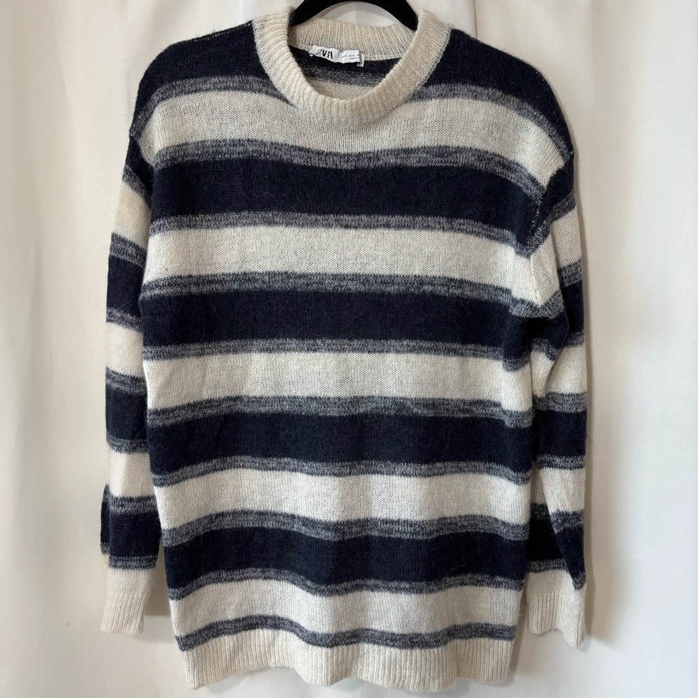 Zara Women's Navy and Cream Striped Crewneck Sweater